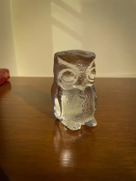 Foto de um(a) Antiga Pequena Escultura De Coleção Coruja Cristal Austríaco, da categoria de Modelos e estatuetas. Antiga e pequena escultura artística de coleção em cristal austríaco com selo original da manufatura.Medidas 8x6cm. Mostrado de uma perspectiva diferente. Vendido no marketplace Trésors.