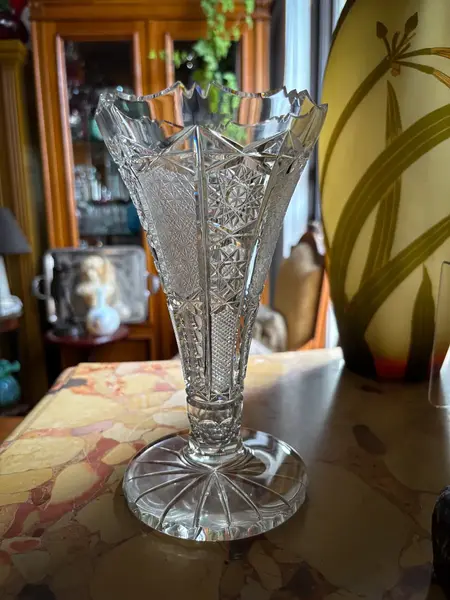 Foto de um(a) Antigo Lindo Vaso Jarro Em Cristal Tcheco Lapidado À Mão, da categoria de Vasos. Antigo e lindo vaso em cristal Tcheco, todo lapidado à mão. Lapidação estrelada e ponta de diamante. Ótimo formato com a... Mostrado de uma perspectiva diferente. Vendido no marketplace Trésors.