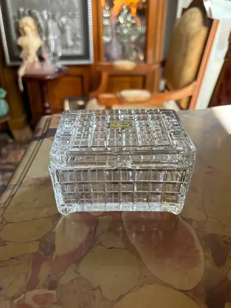 Foto de um(a) Antiga Caixa Cigarreira Cinzeiro Em Cristal Alemão Art Deco, da categoria de Cestos e Caixas. Antiga e rara caixa/cigarreira/cinzeiro em cristal alemão ricamente lapidado à mão, lapidação diamante. Peça muito versátil,... Mostrado de uma perspectiva diferente. Vendido no marketplace Trésors.
