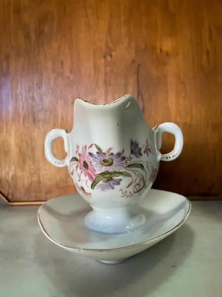Foto de um(a) Antiga Rara Molheira Porcelana Francesa Vieux Paris Nouveau, da categoria de Cremeiras. Antiga e linda molheira em fina porcelana francesa Vieux Paris, ricamente decorada com flores e acabamentos com filetes em... Mostrado de uma perspectiva diferente. Vendido no marketplace Trésors.