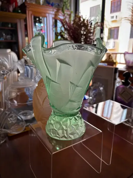 Foto de um(a) Antigo Raro Vaso Art Deco Vidro Satiné Uralina Uranium Glass, da categoria de Vasos. ~ Uranium Glass ~Peças que contém óxido de urânio em sua composição ficam com um lindo tom de verde fluorescente quando... Mostrado de uma perspectiva diferente. Vendido no marketplace Trésors.