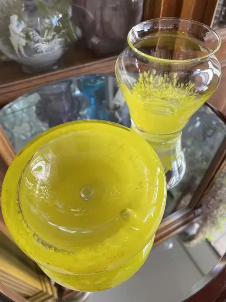 Foto de um(a) Antigo Cinzeiro Vasinho Em Murano Italiano Amarelo Art Deco, da categoria de Cinzeiros. Antiga e original duplinha artística de cinzeiro e vasinho em Murano italiano feito à mão. Decorativos para uma mesa de... Mostrado de uma perspectiva diferente. Vendido no marketplace Trésors.