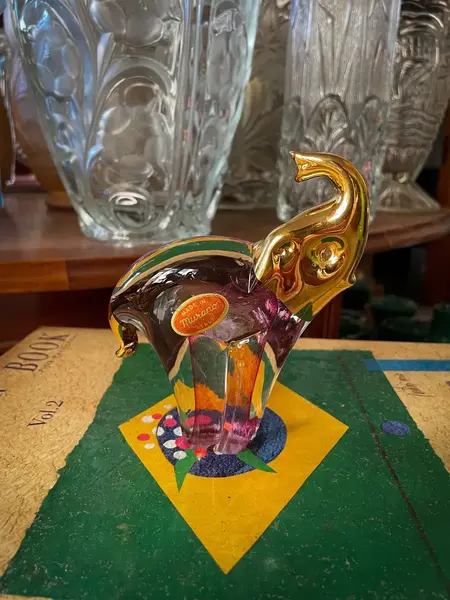 Foto de um(a) Antiga Escultura De Elefante Art Deco Murano Italiano E Ouro, da categoria de Escultura. Antiga escultura artística de elefante em legítimo cristal de Murano com ouro 18k. Peça de excelente qualidade, totalmente... Mostrado de uma perspectiva diferente. Vendido no marketplace Trésors.