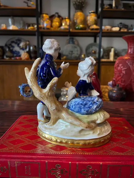 Foto de um(a) Antigo Bloco Escultórico Escultura Fidalgos Porcelana Alemã, da categoria de Escultura. Antigo e delicadíssimo bloco escultórico representando casal de fidalgos em linda cena romântica. Peça feita à mão em... Mostrado de uma perspectiva diferente. Vendido no marketplace Trésors.