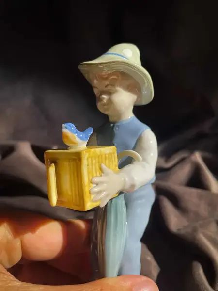 Foto de um(a) Antigo Bibelô Figurine De Menino Com Pássaro Porcelana Alemã, da categoria de Escultura. Antiga figurine/bibelô em porcelana artística alemã. Cores típicas de meados do século XX. Muito decorativa e colecionável.... Mostrado de uma perspectiva diferente. Vendido no marketplace Trésors.