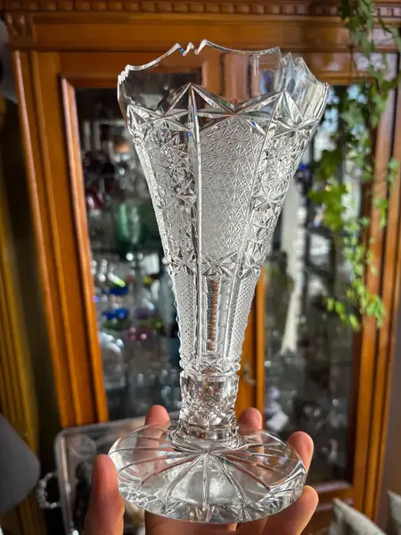 Foto de um(a) Antigo Lindo Vaso Jarro Em Cristal Tcheco Lapidado À Mão, da categoria de Vasos. Antigo e lindo vaso em cristal Tcheco, todo lapidado à mão. Lapidação estrelada e ponta de diamante. Ótimo formato com a... Mostrado de uma perspectiva diferente. Vendido no marketplace Trésors.