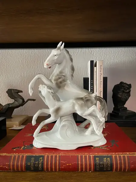 Foto de um(a) Antiga Escultura Art Deco Cavalo Em Porcelana Alemã, da categoria de Escultura. Antigo e belíssimo bloco escultórico representando cavalos em movimento. Peça artística, feita à mão em porcelana alemã.... Mostrado de uma perspectiva diferente. Vendido no marketplace Trésors.