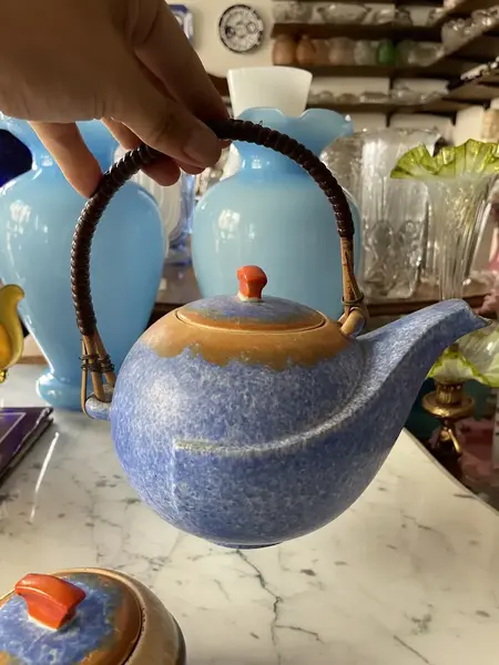 Foto de um(a) Antigo Conjunto de Chá Porcelana Art Deco, da categoria de Conjuntos de café e chá. Antigo e raro conjunto de chá, composto por três peças (bule, açucareiro e leiteira) em faiança/porcelana alemã. As cores... Mostrado de uma perspectiva diferente. Vendido no marketplace Trésors.