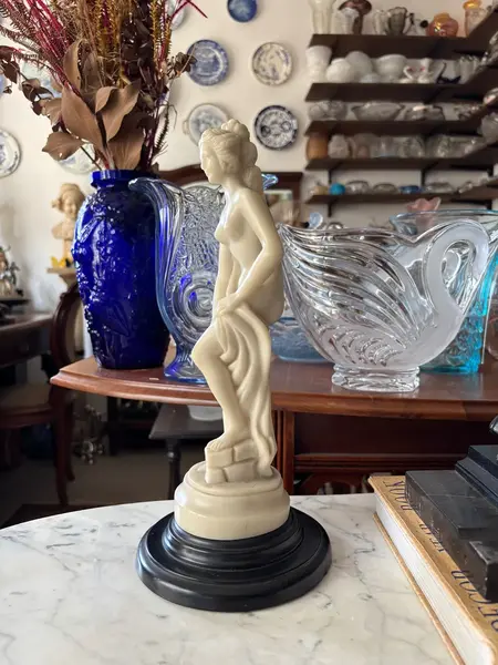 Foto de um(a) Antiga Obra Grega Escultura Dama Afrodite Resina Italiana, da categoria de Escultura. Antiga e finíssima escultura italiana representando figura feminina em resina marmorizada. Linda peça para decorar uma... Mostrado de uma perspectiva diferente. Vendido no marketplace Trésors.
