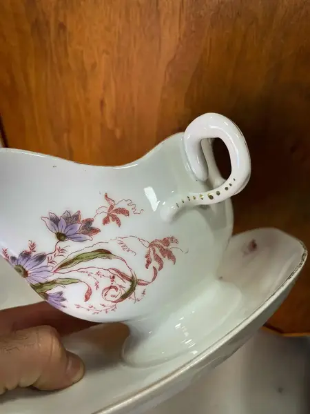 Foto de um(a) Antiga Rara Molheira Porcelana Francesa Vieux Paris Nouveau, da categoria de Cremeiras. Antiga e linda molheira em fina porcelana francesa Vieux Paris, ricamente decorada com flores e acabamentos com filetes em... Mostrado de uma perspectiva diferente. Vendido no marketplace Trésors.