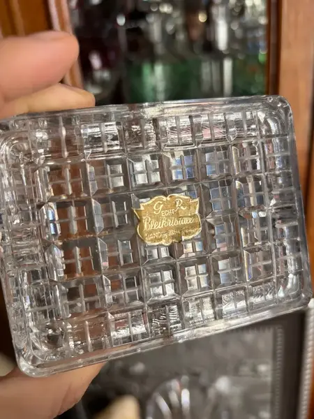 Foto de um(a) Antiga Caixa Cigarreira Cinzeiro Em Cristal Alemão Art Deco, da categoria de Cestos e Caixas. Antiga e rara caixa/cigarreira/cinzeiro em cristal alemão ricamente lapidado à mão, lapidação diamante. Peça muito versátil,... Mostrado de uma perspectiva diferente. Vendido no marketplace Trésors.