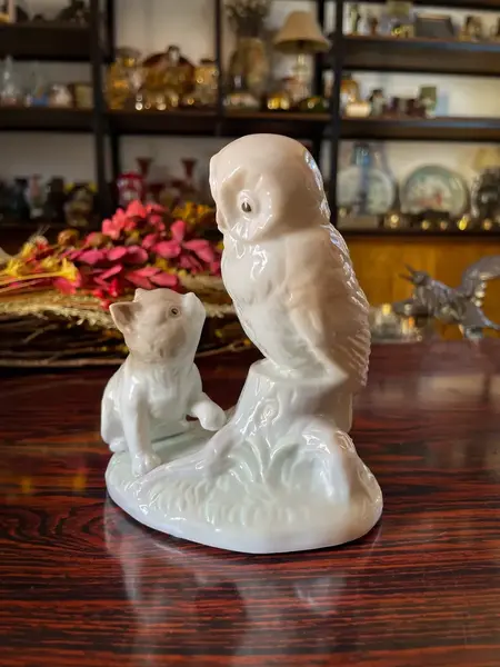 Foto de um(a) Antiga Escultura Coruja E Gato Sabedoria Porcelana Alemã, da categoria de Modelos e estatuetas. Gracioso bloco escultórico com linda cena representando coruja e gato. Porcelana alemã em tons terrosos, peça de excelente... Mostrado de uma perspectiva diferente. Vendido no marketplace Trésors.