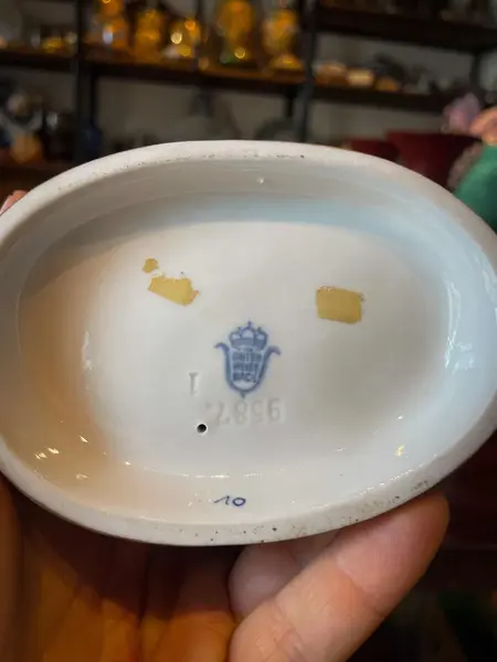 Foto de um(a) Antigo Bloco Escultórico Escultura Fidalgos Porcelana Alemã, da categoria de Escultura. Antigo e delicadíssimo bloco escultórico representando casal de fidalgos em linda cena romântica. Peça feita à mão em... Mostrado de uma perspectiva diferente. Vendido no marketplace Trésors.