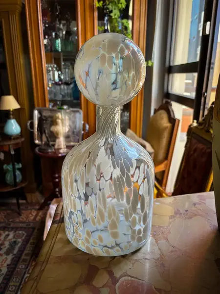 Foto de um(a) Antiga Garrafa Decorativa Nariz De Palhaço Murano Opalina, da categoria de Garrafas. Italy Glass. Antiga e super diferente garrafa decorativa em Murano artístico meio leitoso. Em contato com a luz ela fica com... Mostrado de uma perspectiva diferente. Vendido no marketplace Trésors.