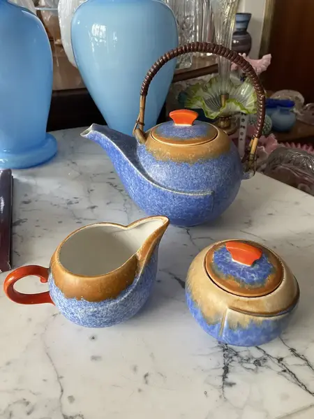 Foto de um(a) Antigo Conjunto de Chá Porcelana Art Deco, da categoria de Conjuntos de café e chá. Antigo e raro conjunto de chá, composto por três peças (bule, açucareiro e leiteira) em faiança/porcelana alemã. As cores... Mostrado de uma perspectiva diferente. Vendido no marketplace Trésors.
