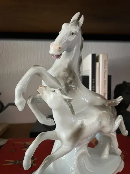Foto de um(a) Antiga Escultura Art Deco Cavalo Em Porcelana Alemã, da categoria de Escultura. Antigo e belíssimo bloco escultórico representando cavalos em movimento. Peça artística, feita à mão em porcelana alemã.... Mostrado de uma perspectiva diferente. Vendido no marketplace Trésors.
