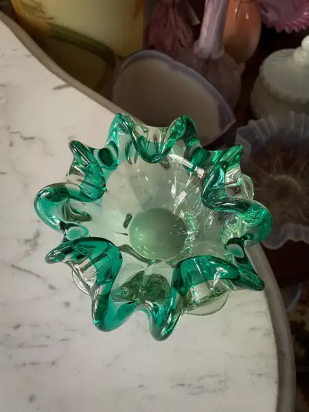 Foto de um(a) Antigo Bowl Decorativo Cinzeiro Em Murano Italiano Verde, da categoria de Cinzeiros. ~ Italy Glass ~ Antigo bowl decorativo, também pode ser usado como cinzeiro em Murano italiano double na cor verde... Mostrado de uma perspectiva diferente. Vendido no marketplace Trésors.
