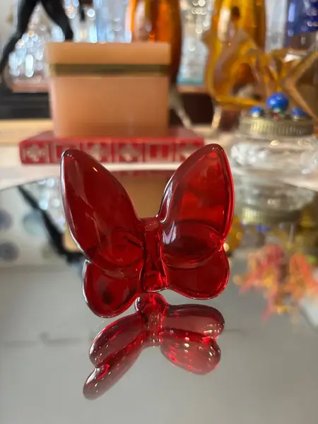 Foto de um(a) Antiga Pequena Escultura Borboleta Cristal Francês Vermelho, da categoria de Escultura. ~ Made in France ~ Antiga escultura de borboleta em cristal francês vermelho rubi. Linda peça para decorar e colecionar.... Mostrado de uma perspectiva diferente. Vendido no marketplace Trésors.