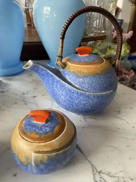 Foto de um(a) Antigo Conjunto de Chá Porcelana Art Deco, da categoria de Conjuntos de café e chá. Antigo e raro conjunto de chá, composto por três peças (bule, açucareiro e leiteira) em faiança/porcelana alemã. As cores... Mostrado de uma perspectiva diferente. Vendido no marketplace Trésors.
