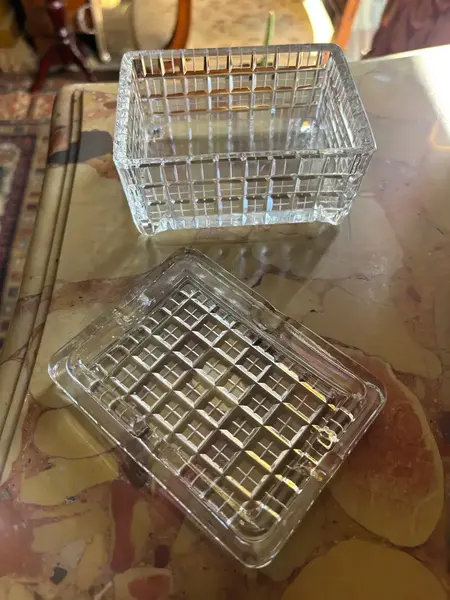 Foto de um(a) Antiga Caixa Cigarreira Cinzeiro Em Cristal Alemão Art Deco, da categoria de Cestos e Caixas. Antiga e rara caixa/cigarreira/cinzeiro em cristal alemão ricamente lapidado à mão, lapidação diamante. Peça muito versátil,... Mostrado de uma perspectiva diferente. Vendido no marketplace Trésors.