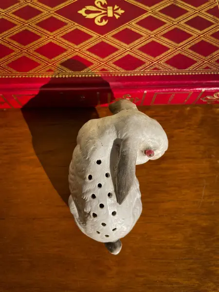 Foto de um(a) Antigo Raro Paliteiro De Coleção Coelho Em Biscuit Alemão, da categoria de Paliteiros. Antigo paliteiro de coleção no formato de coelho. Peça totalmente artística, moldado à mão em biscuit alemão com os olhos de... Mostrado de uma perspectiva diferente. Vendido no marketplace Trésors.
