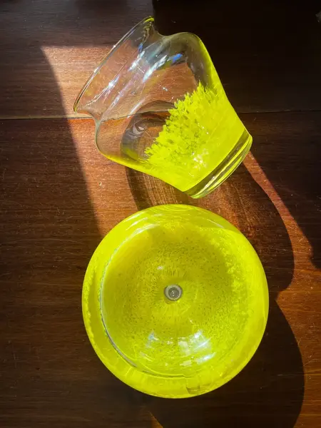 Foto de um(a) Antigo Cinzeiro Vasinho Em Murano Italiano Amarelo Art Deco, da categoria de Cinzeiros. Antiga e original duplinha artística de cinzeiro e vasinho em Murano italiano feito à mão. Decorativos para uma mesa de... Mostrado de uma perspectiva diferente. Vendido no marketplace Trésors.