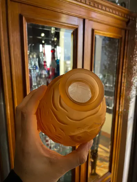 Foto de um(a) Antigo Vaso Art Deco Com Peixes Em Vidro Francês Satiné, da categoria de Vasos. ~ Art Deco Glass ~Antigo e belíssimo vaso artístico de formato ovalado em “Pâte de Verre” pasta de vidro francês acetinado,... Mostrado de uma perspectiva diferente. Vendido no marketplace Trésors.