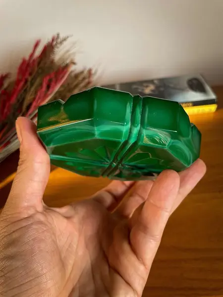 Foto de um(a) Antigo Raro Cinzeiro Art Deco Em Malaquita Tcheco Glass, da categoria de Cinzeiros. A cor verde é conhecida por trazer frescor, harmonia e renovação aos ambientes. Em um mundo de cores, o verde é a serenidade... Mostrado de uma perspectiva diferente. Vendido no marketplace Trésors.