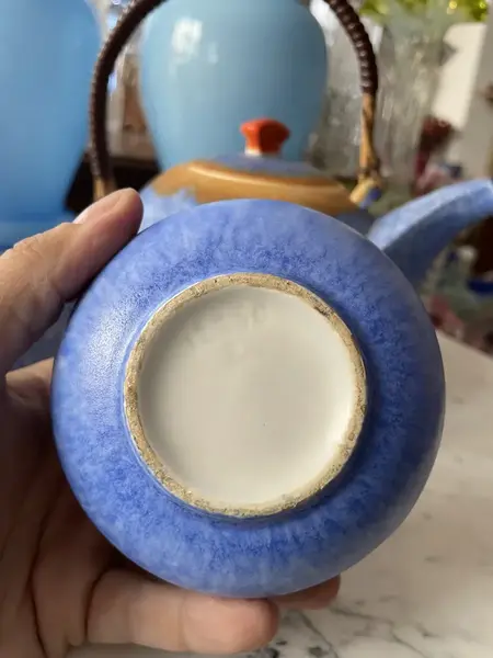 Foto de um(a) Antigo Conjunto de Chá Porcelana Art Deco, da categoria de Conjuntos de café e chá. Antigo e raro conjunto de chá, composto por três peças (bule, açucareiro e leiteira) em faiança/porcelana alemã. As cores... Mostrado de uma perspectiva diferente. Vendido no marketplace Trésors.