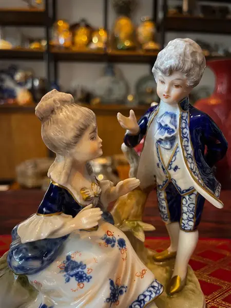 Foto de um(a) Antigo Bloco Escultórico Escultura Fidalgos Porcelana Alemã, da categoria de Escultura. Antigo e delicadíssimo bloco escultórico representando casal de fidalgos em linda cena romântica. Peça feita à mão em... Mostrado de uma perspectiva diferente. Vendido no marketplace Trésors.