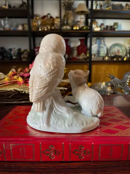 Foto de um(a) Antiga Escultura Coruja E Gato Sabedoria Porcelana Alemã, da categoria de Modelos e estatuetas. Gracioso bloco escultórico com linda cena representando coruja e gato. Porcelana alemã em tons terrosos, peça de excelente... Mostrado de uma perspectiva diferente. Vendido no marketplace Trésors.
