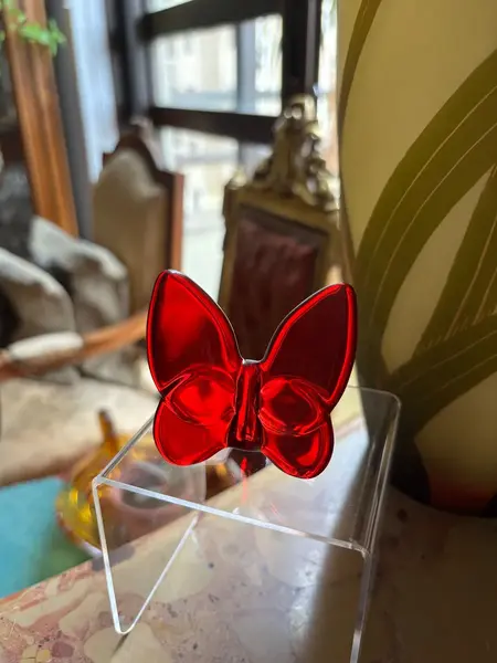 Foto de um(a) Antiga Pequena Escultura Borboleta Cristal Francês Vermelho, da categoria de Escultura. ~ Made in France ~ Antiga escultura de borboleta em cristal francês vermelho rubi. Linda peça para decorar e colecionar.... Mostrado de uma perspectiva diferente. Vendido no marketplace Trésors.