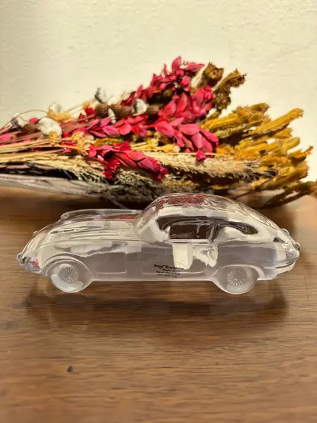 Foto de um(a) Antiga Escultura Art Deco Carro Jaguar Cristal Alemão Satiné, da categoria de Escultura. Antiga escultura artística de carro Jaguar em cristal alemão com detalhes em satiné. Linda peça para decorar e... Mostrado de uma perspectiva diferente. Vendido no marketplace Trésors.