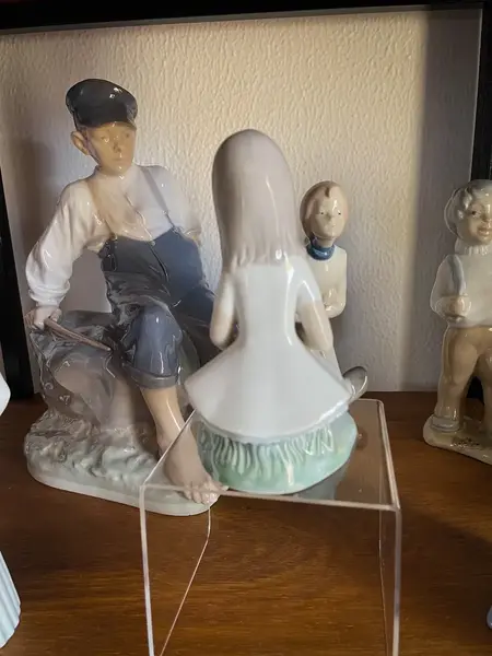 Foto de um(a) Antiga Escultura Menina Com Cachorro Porcelana Espanhola Nao, da categoria de Escultura. Delicada escultura em porcelana espanhola. Bastante riqueza de detalhes. Em perfeito estado. Altura 14cm Largura 11cm. Mostrado de uma perspectiva diferente. Vendido no marketplace Trésors.