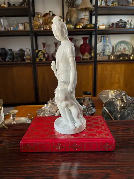 Foto de um(a) Antiga Escultura Chinesa Divindade Oriental Blanc De Chine, da categoria de Escultura. ~ Blanc de Chine ~Antigo bloco escultórico oriental em porcelana chinesa, representando divindade feminina e criança. Peça... Mostrado de uma perspectiva diferente. Vendido no marketplace Trésors.