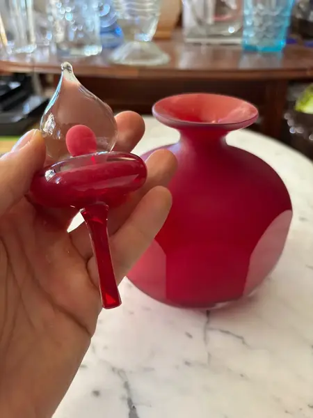Foto de um(a) Antigo Perfumeiro Art Deco Cristal Murano Italiano Vermelho, da categoria de Perfumeiros. ~ Italy Glass ~Antigo e grande perfumejro decorativo em cristal de Murano italiano vermelho rubi, lapidação manual. Tampa no... Mostrado de uma perspectiva diferente. Vendido no marketplace Trésors.