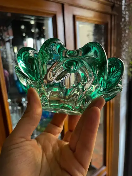 Foto de um(a) Antigo Bowl Decorativo Cinzeiro Em Murano Italiano Verde, da categoria de Cinzeiros. ~ Italy Glass ~ Antigo bowl decorativo, também pode ser usado como cinzeiro em Murano italiano double na cor verde... Mostrado de uma perspectiva diferente. Vendido no marketplace Trésors.