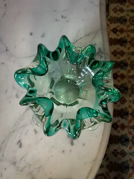 Foto de um(a) Antigo Bowl Decorativo Cinzeiro Em Murano Italiano Verde, da categoria de Cinzeiros. ~ Italy Glass ~ Antigo bowl decorativo, também pode ser usado como cinzeiro em Murano italiano double na cor verde... Mostrado de uma perspectiva diferente. Vendido no marketplace Trésors.