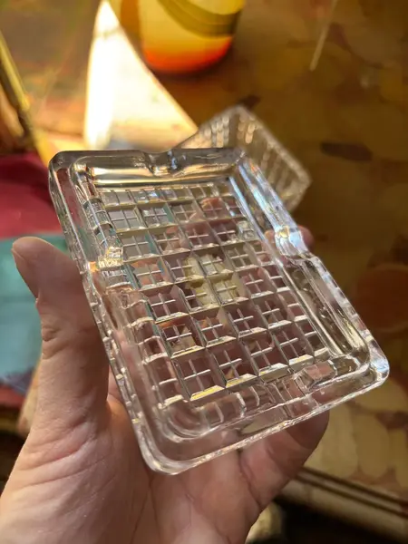Foto de um(a) Antiga Caixa Cigarreira Cinzeiro Em Cristal Alemão Art Deco, da categoria de Cestos e Caixas. Antiga e rara caixa/cigarreira/cinzeiro em cristal alemão ricamente lapidado à mão, lapidação diamante. Peça muito versátil,... Mostrado de uma perspectiva diferente. Vendido no marketplace Trésors.