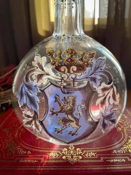 Foto de um(a) Antiga Garrafa Licoreira Vidro Artístico Veneziano Vitoriano, da categoria de Garrafas. Antiga garrafa licoreira em vidro artístico veneziano, toda pintada à mão. Decoração com brasão e flores em relevo,... Mostrado de uma perspectiva diferente. Vendido no marketplace Trésors.