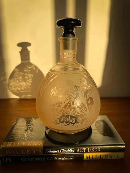 Foto de um(a) Antiga Garrafa Perfumeiro Art Deco Em Cristal Francês Satiné, da categoria de Garrafas. Antiga e fina garrafa bojuda em cristal francês satiné, decoração com cena galante. A base e tampa em cristal preto dão um... Mostrado de uma perspectiva diferente. Vendido no marketplace Trésors.