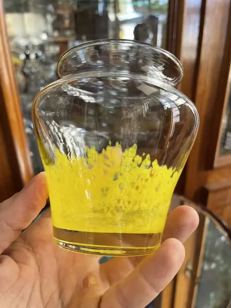 Foto de um(a) Antigo Cinzeiro Vasinho Em Murano Italiano Amarelo Art Deco, da categoria de Cinzeiros. Antiga e original duplinha artística de cinzeiro e vasinho em Murano italiano feito à mão. Decorativos para uma mesa de... Mostrado de uma perspectiva diferente. Vendido no marketplace Trésors.