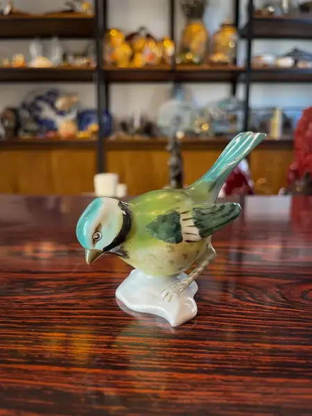 Foto de um(a) Antigo Raro Bibelô Escultura De Pássaro Em Porcelana Alemã, da categoria de Escultura. Antigo bibelô de pássaro em porcelana artística alemã pintado à mão. Início do século XX. Peça original, muito decorativa e... Mostrado de uma perspectiva diferente. Vendido no marketplace Trésors.