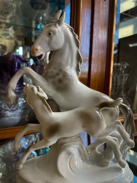 Foto de um(a) Antiga Escultura Art Deco Cavalo Em Porcelana Alemã, da categoria de Escultura. Antigo e belíssimo bloco escultórico representando cavalos em movimento. Peça artística, feita à mão em porcelana alemã.... Mostrado de uma perspectiva diferente. Vendido no marketplace Trésors.