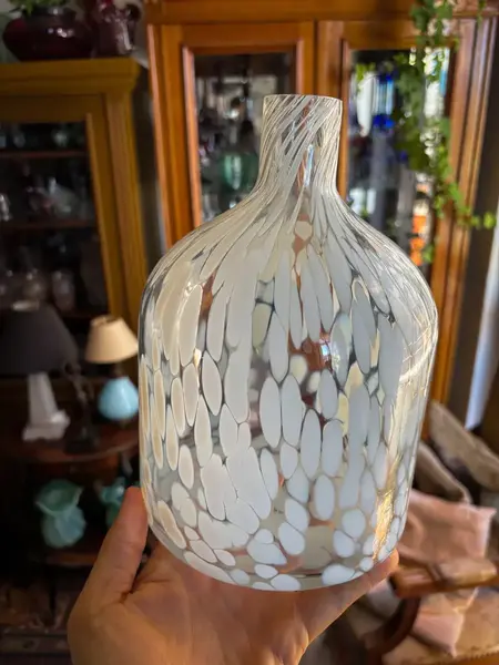 Foto de um(a) Antiga Garrafa Decorativa Nariz De Palhaço Murano Opalina, da categoria de Garrafas. Italy Glass. Antiga e super diferente garrafa decorativa em Murano artístico meio leitoso. Em contato com a luz ela fica com... Mostrado de uma perspectiva diferente. Vendido no marketplace Trésors.