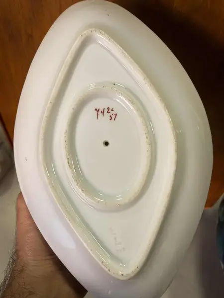 Foto de um(a) Antiga Rara Molheira Porcelana Francesa Vieux Paris Nouveau, da categoria de Cremeiras. Antiga e linda molheira em fina porcelana francesa Vieux Paris, ricamente decorada com flores e acabamentos com filetes em... Mostrado de uma perspectiva diferente. Vendido no marketplace Trésors.