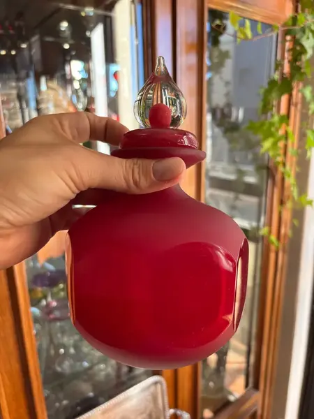 Foto de um(a) Antigo Perfumeiro Art Deco Cristal Murano Italiano Vermelho, da categoria de Perfumeiros. ~ Italy Glass ~Antigo e grande perfumejro decorativo em cristal de Murano italiano vermelho rubi, lapidação manual. Tampa no... Mostrado de uma perspectiva diferente. Vendido no marketplace Trésors.