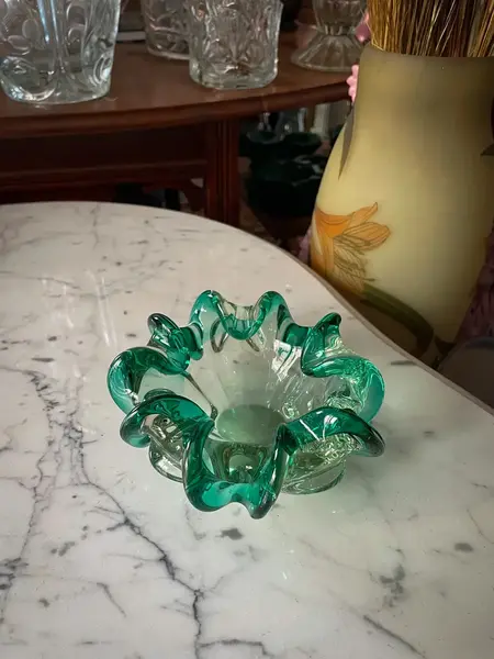 Foto de um(a) Antigo Bowl Decorativo Cinzeiro Em Murano Italiano Verde, da categoria de Cinzeiros. ~ Italy Glass ~ Antigo bowl decorativo, também pode ser usado como cinzeiro em Murano italiano double na cor verde... Mostrado de uma perspectiva diferente. Vendido no marketplace Trésors.