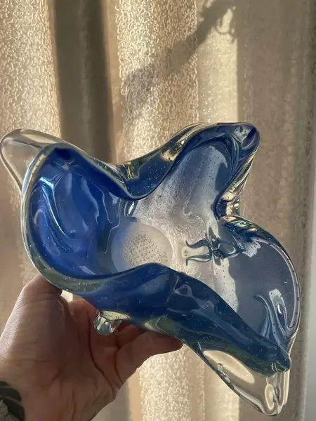Foto de um(a) Antigo Bowl Centro De Mesa Em Murano Italiano Opalescente, da categoria de Centro de mesa. Antigo bowl decorativo ou centro de mesa em Murano italiano leitoso, com um ar opalescente. Muito chique e cheio de... Mostrado de uma perspectiva diferente. Vendido no marketplace Trésors.