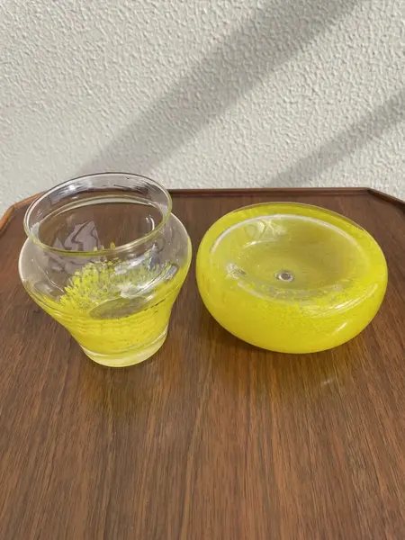 Foto de um(a) Antigo Cinzeiro Vasinho Em Murano Italiano Amarelo Art Deco, da categoria de Cinzeiros. Antiga e original duplinha artística de cinzeiro e vasinho em Murano italiano feito à mão. Decorativos para uma mesa de... Mostrado de uma perspectiva diferente. Vendido no marketplace Trésors.